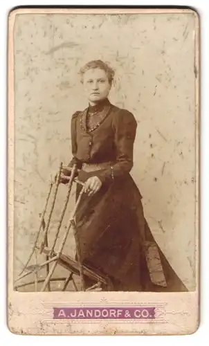 Fotografie A. Jandorf & Co., Berlin, Leipzigerstr. 64, Hausfrau im dunkelen Sonntagskleid