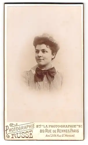 Fotografie Atelier Russe, Paris, 89 Rue de Rennes, Portrait hübsche junge Dame mit Schleife & gestreifter Bluse