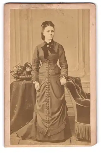 Fotografie M. Berthaud, Paris, 9 Rue Cadet, Brünette Dame trägt elegantes tailiertes Kleid