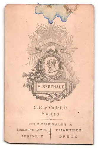 Fotografie M. Berthaud, Paris, 9 Rue Cadet, Brünette Dame trägt elegantes tailiertes Kleid