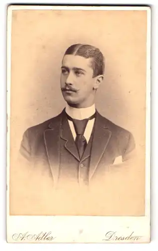 Fotografie A. Adler, Dresden, Victoriastr. 21, Portrait stattlicher junger Herr im Anzug
