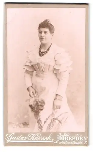 Fotografie Gustav Karsch, Dresden, Antonstr. 2, Dame im festlichen weissen Kleid mit Halskette & Armband