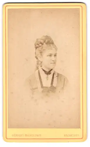 Fotografie Geruzet Freres, Bruxelles, 27 Rue de l'Ecuyer, Portrait hübsche junge Dame mit hochgebundenem Haar