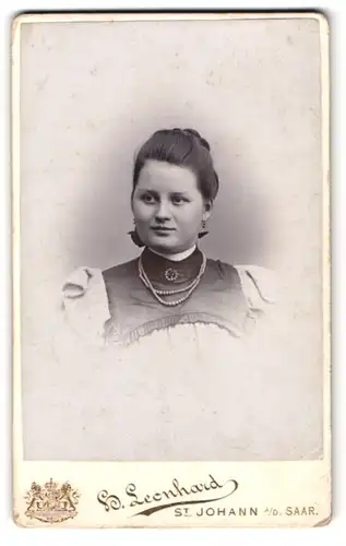 Fotografie H. Leonhard, St. Johann / Saar, Bahnhofstr. 83, Portrait brünette Dame mit Halskette & Kragenbrosche