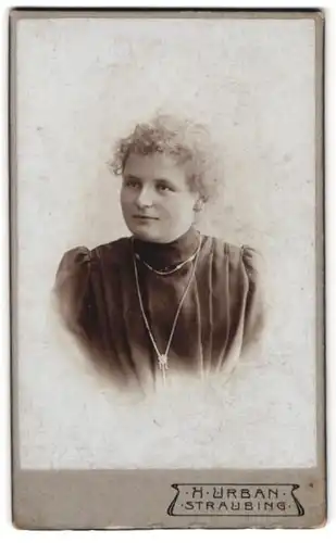 Fotografie H. Urban, Straubing, Albrechtgasse 262, Portrait Hausfrau mit Halskette trägt schwarzes Kleid