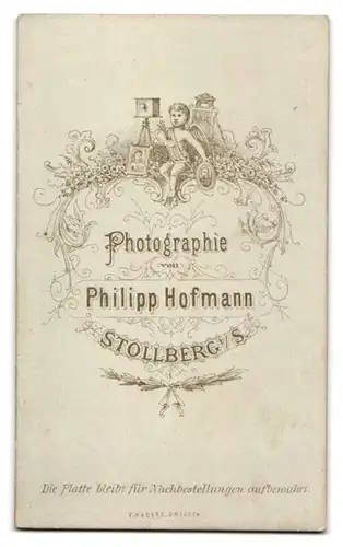 Fotografie Philipp Hofmann, Stollberg, Portrait Hausfrau mit Halskette & Ohrringen im Sonntagskleid