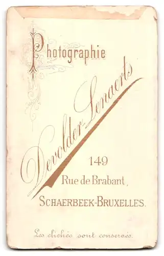 Fotografie Atelier Devolder-Lenaerts, Bruxelles-Schaerbeek, 149 Rue de Brabant, Portrait Dame mit hochgebundenem Haar