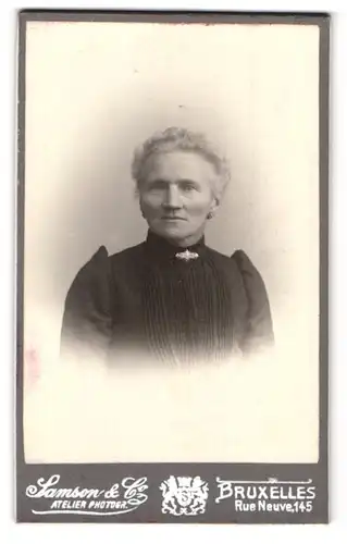 Fotografie Samson & Co., Bruxelles, 145 Rue Neuve, Portrait Grossmutter mit Kragenbrosche