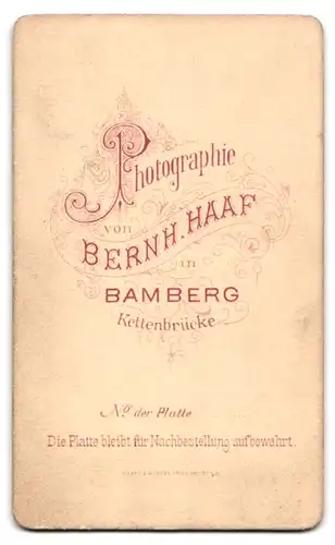 Fotografie Bernhard Haaf, Bamberg, Kettenbrücke, bürgerliche Dame in elegantem Kleid