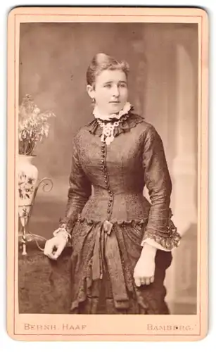 Fotografie Bernhard Haaf, Bamberg, Kettenbrücke, elegante junge Dame in reichverziertem Kleid