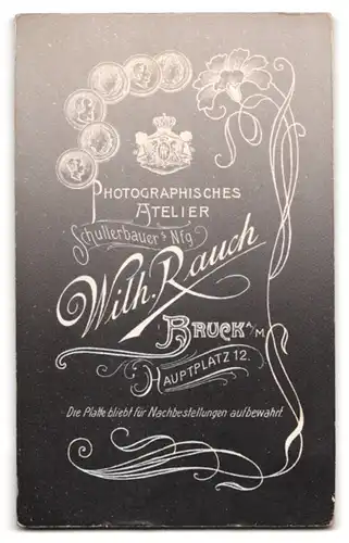 Fotografie Wilhelm Rauch, Bruck, Hauptplatz 12, niedliches kleines Kind in Leinenkleid auf Stuhl stehend