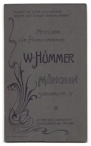 Fotografie W. Hümmer, München, Schellingstrasse 37, niedliches kleines Kind mit Lockenkopf