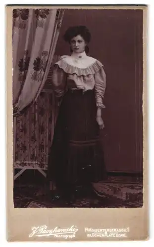 Fotografie J. Paczkonski, Berlin, Präsidentenstrasse 1, bildhübsche junge Dame in elegantem Outfit