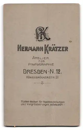 Fotografie Herm. Krätzer, Dresden, Königsbrückerstrasse, niedliches kleines Kind in hübschem Kleidchen