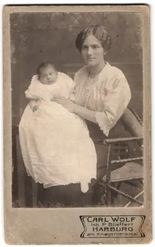 Fotografie Carl Wolf, Harburg, am Kriegerdenkmal, hübsche junge Mutter mit wütend aussehendem Baby