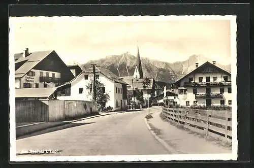 AK Seefeld, Strassenpartie mit Kirche im Hintergrund