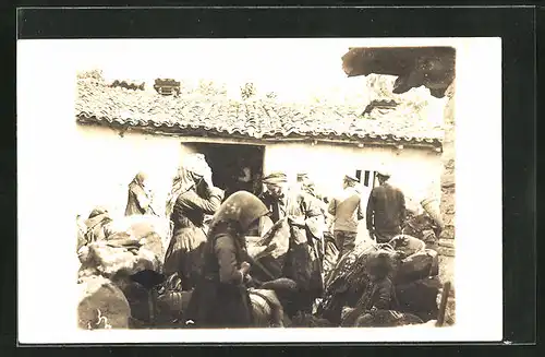 AK Mazedonien, Soldaten und Dorfbewohner vor einem Haus