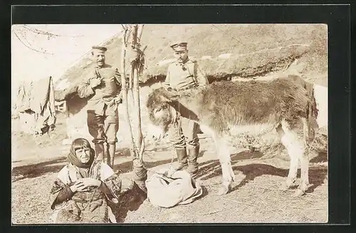 AK Mazedonien, Soldaten mit Dorfbewohnerin und Esel