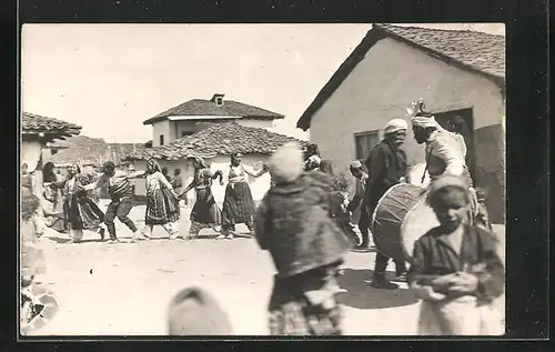 AK Männer und Frauen in Tracht bei einem Tanz