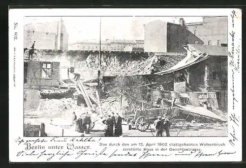AK Berlin, Hochwasser, Zerstörtes Haus in der Gerichtsstrasse, Wolkenbruch am 13. April 1902