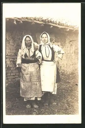 AK Bäuerinnen in landestypischer Tracht vor ihrem Haus