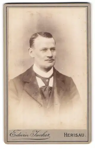 Fotografie Edwin Jucker, Herisau, Portrait charmant blickender junger Mann mit Krawatte im Jackett