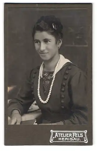 Fotografie Atelier Fels, Herisau, Portrait bildschöne junge Frau mit Perlenhalskette