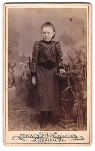 Fotografie Edwin Jucker, Herisau, Oberdorfstr. 137, niedliches Mädchen im karierten Kleidchen