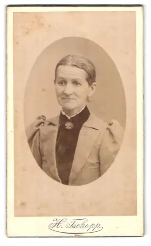 Fotografie H. Tschopp, Wyl, Portrait betagte hübsche Dame mit Ohrschmuck und Brosche