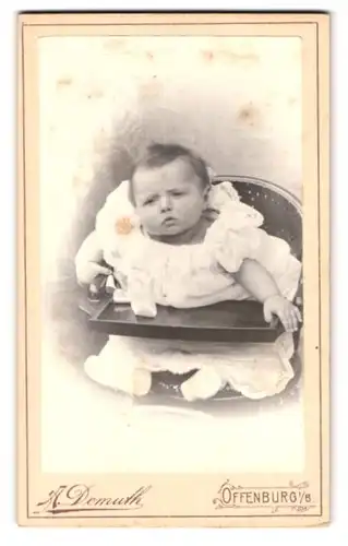Fotografie A. Demuth, Offenburg i. B., Poststr., Portrait süsses Mädchen im Kinderstuhl
