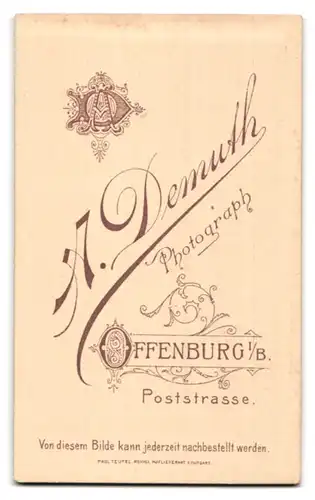 Fotografie A. Demuth, Offenburg i. B., Poststr., Portrait süsses Mädchen im Kinderstuhl