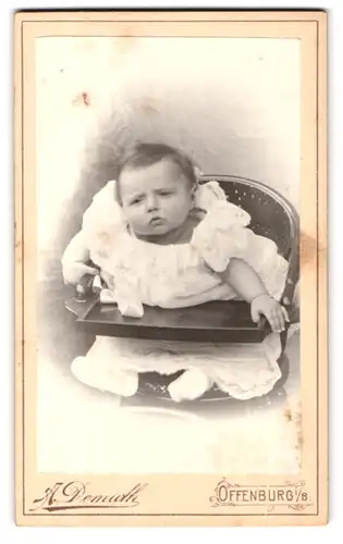 Fotografie A. Demuth, Offenburg i. B., Poststr., Portrait süsses Mädchen im Kinderstuhl