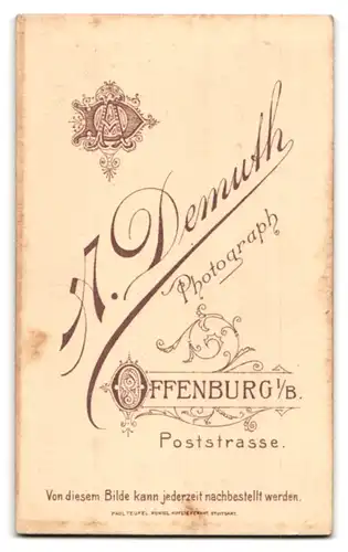 Fotografie A. Demuth, Offenburg i. B., Poststr., Portrait süsses Mädchen im Kinderstuhl