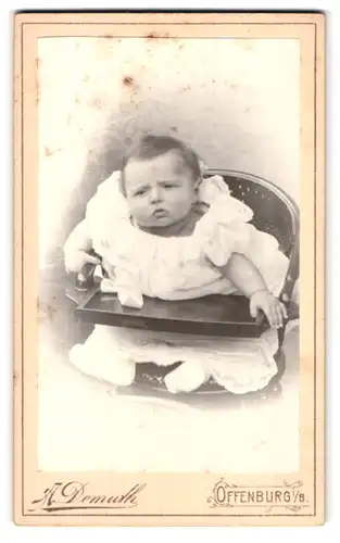 Fotografie A. Demuth, Offenburg i. B., Poststr., Portrait süsses Mädchen im Kinderstuhl