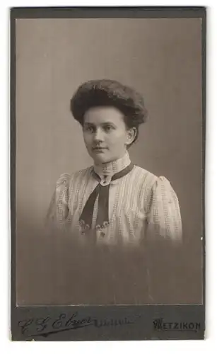 Fotografie C. G. Ebner, Wetzikon, Guldischloostr., Portrait bildschöne junge Frau mit zurückgebundenem Haar