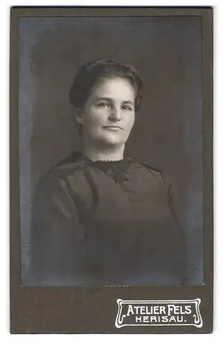 Fotografie Atelier Fels, Herisau, Portrait dunkelhaarige hübsche Frau mit Stickerei am Kragen