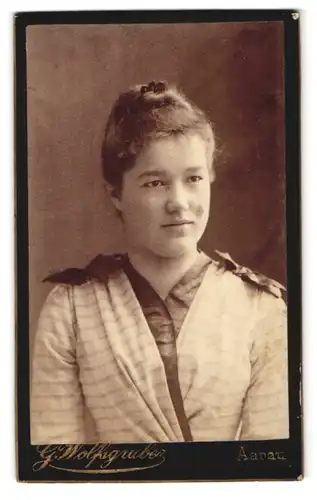 Fotografie G. Wolfsgruber, Aarau, Portrait elegant gekleidetes Fräulein mit Dutt