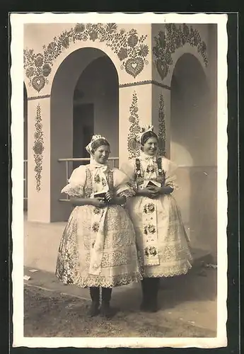 AK Zwei hübsche Mädchen in tschechischen Trachtenkleidern