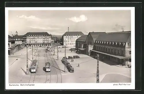 AK Karlsruhe, Strassenbahnen auf dem Bahnhofsplatz