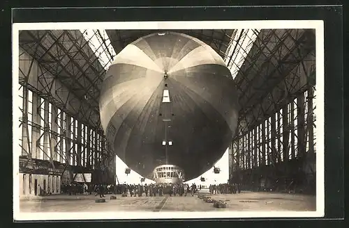 AK LZ 127 Graf Zeppelin beim Einbringen in die Halle