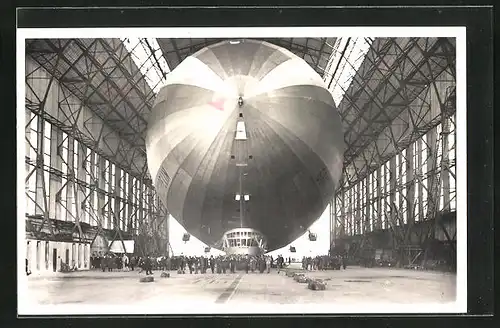 AK LZ 127 Graf Zeppelin beim Einbringen in die Halle