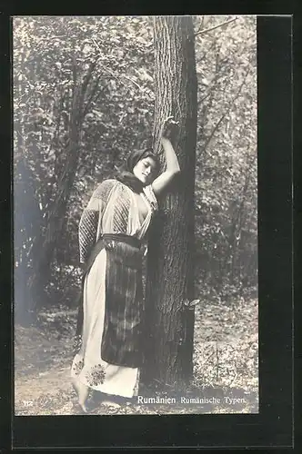 AK Rumänische Frau in Tracht lehnt an einem Baum