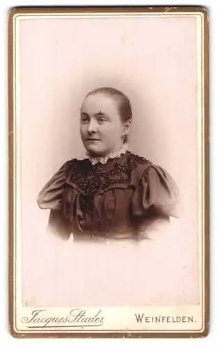 Fotografie Jacques Studer, Weinfelden, Portrait hübsches Fräulein in bestickter Bluse