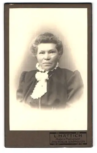 Fotografie L. Hättich, Feuerthaler-Schaffhausen, Portrait hübsche betagte Dame mit Schleife am Blusenkragen
