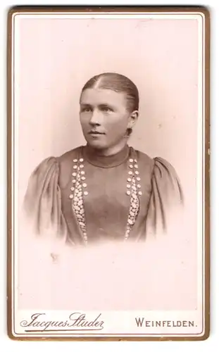 Fotografie Jacques Studer, Weinfelden, Portrait schönes Fräulein mit Stickerei am Kleid