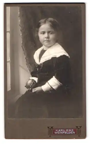 Fotografie Karl Enz, Weinfelden, Portrait niedliches Mädchen mit Ball in der Hand