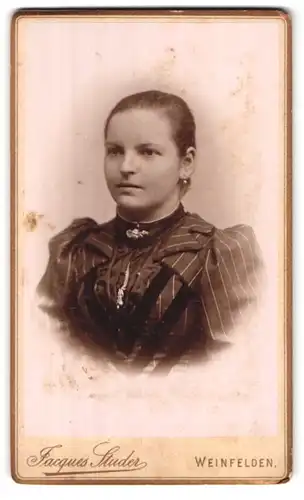 Fotografie Jacques Studer, Weinfelden, Portrait bildschönes Fräulein in gestreifter Bluse und Brosche am Kragen