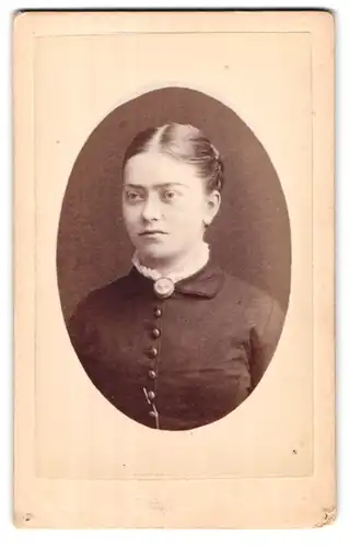 Fotografie J. Hammann-Stutz, Frauenfeld, Portrait bildschöne junge Frau mit Brosche am Rüschenkragen