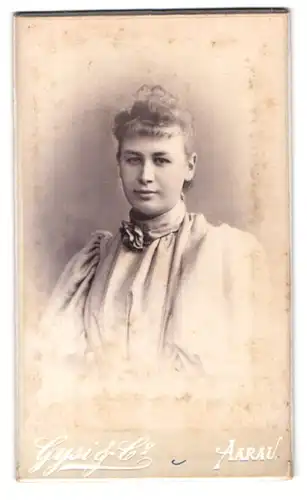 Fotografie Gysig & Co., Aarau, Portrait blonde junge Schönheit in gerüschter Bluse