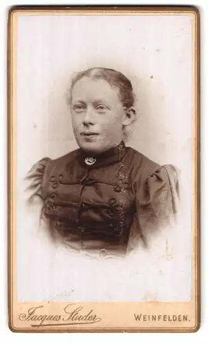 Fotografie Jacques Studer, Weinfelden, Portrait eines elegant gekleideten Fräuleins mit Brosche am Kragen